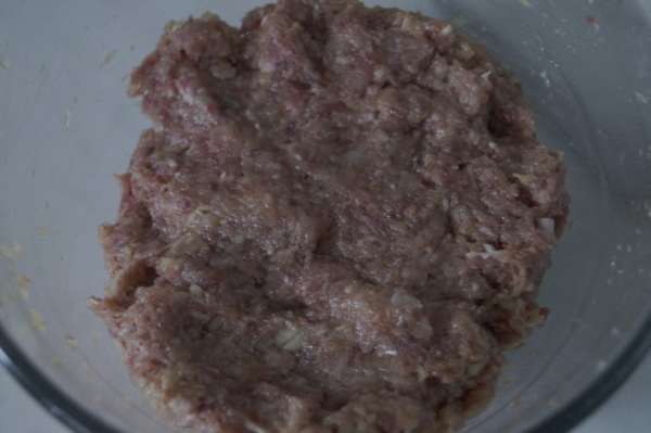 Фарш у меня из говядины и куриного филе. В прокрученную массу добавить измельченный лук, сахар, крахмал, соевый соус, водку, масло, чеснок, имбирь и приправить молотым черным перцем. Хорошо вымесить фарш до однородности.