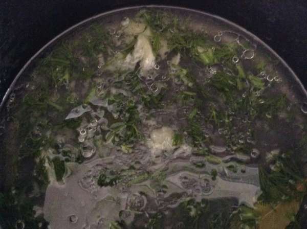 В чашу мультиварки влить 1 мультистакан воды+ сахар+ соль+ уксуc(1/4 мультистакана)+ масло(1/3 мультистакана)+ чеснок( измельченный давилкой для чеснока)+ укроп.