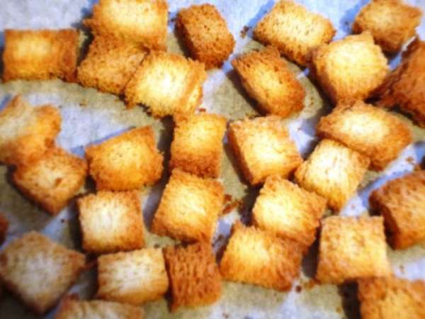 Кусочки хлеба нарезать кубиками и подрумянить в духовке.