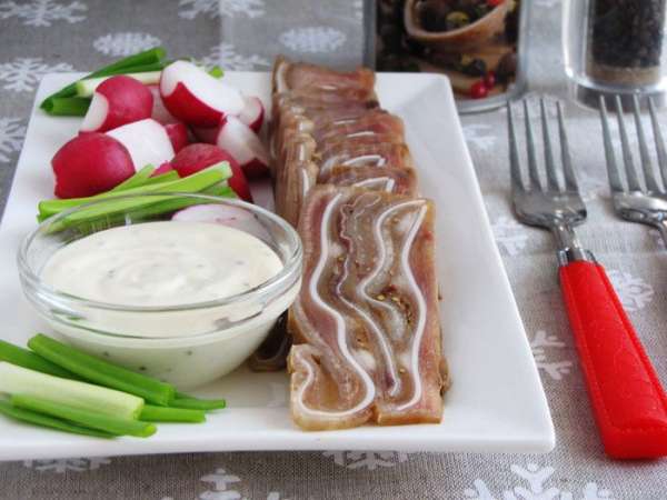 Тонко нарезаем и подаем к столу. Вот такой красивый разрез и потрясающий вкус! Приятного аппетита! Тонко нарезаем и подаем к столу. Вот такой красивый разрез и потрясающий вкус! Приятного аппетита!