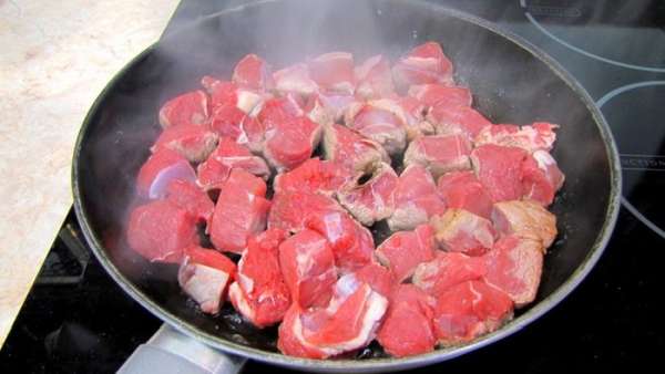 Выложите мясо в большую кастрюлю.
Налейте в сковороду кипяток и поскребите деревяной лопаткой, чтобы все приставшие мясные соки растворились. Перелейте эту жидкость в кастрюлю с мясом.
Долейте в кастрюлю кипяток (всего один литр кипятка). Тушите мясо 15-20 минут. Выложите мясо в большую кастрюлю.
Налейте в сковороду кипяток и поскребите деревяной лопаткой, чтобы все приставшие мясные соки растворились. Перелейте эту жидкость в кастрюлю с мясом.
Долейте в кастрюлю кипяток (всего один литр кипятка). Тушите мясо 15-20 минут.