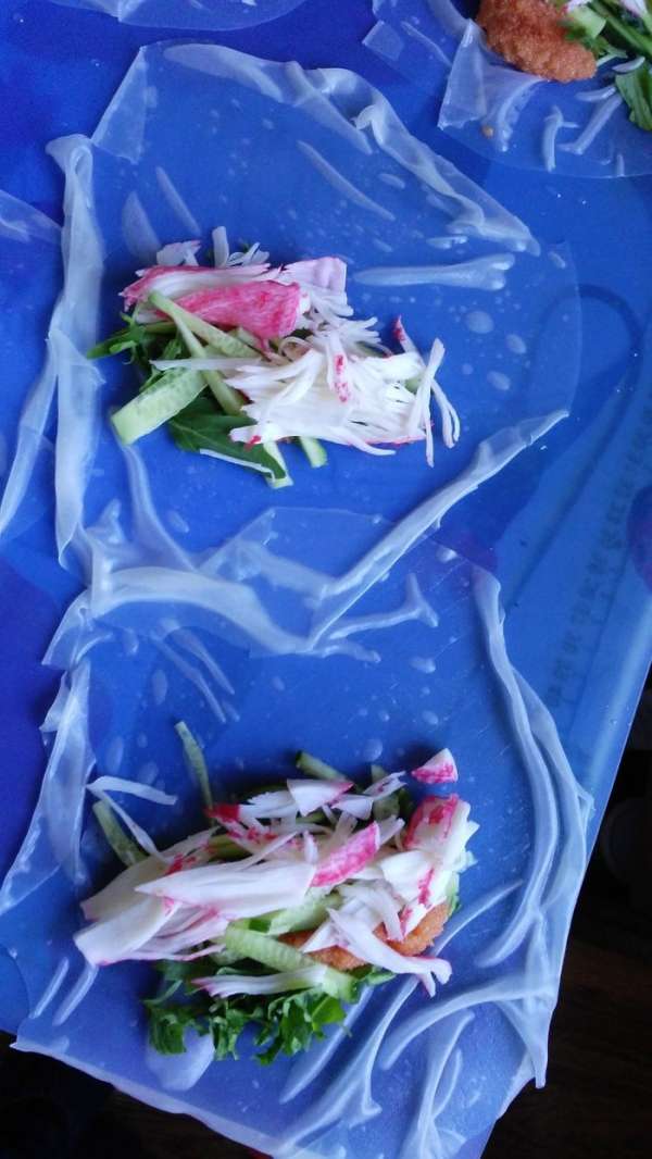 Крабовые палочки у меня с добавлением крабового мяса, они очень удачно разделялись на волокна, поэтому я не нарезала, а разобрала пальцами и разложила сверху огурцов. Крабовые палочки у меня с добавлением крабового мяса, они очень удачно разделялись на волокна, поэтому я не нарезала, а разобрала пальцами и разложила сверху огурцов.