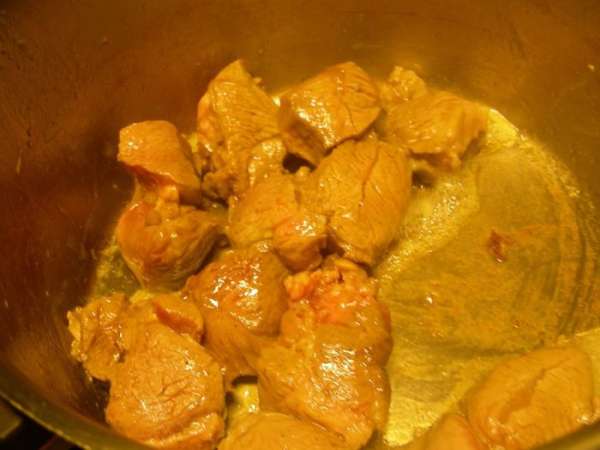 Баранину режем на 6-8 частей. Я делала небольшую порцию и купила мясо барашка (ничего другого, на косточке, не оказалось в магазине), порезанное на кусочки. Натираем его солью и перцем. В тажине или сковороде с толстым дном разогреваем оливковое масло (2-3 ст.л.), выкладываем баранину и обжариваем ее на среднем огне до румяной корочки. 