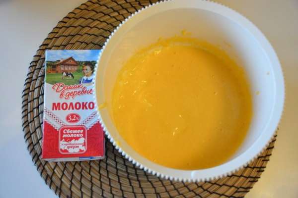 Растереть желтки с сахаром и маслом. Я немного взбивала миксером. Растереть желтки с сахаром и маслом. Я немного взбивала миксером.