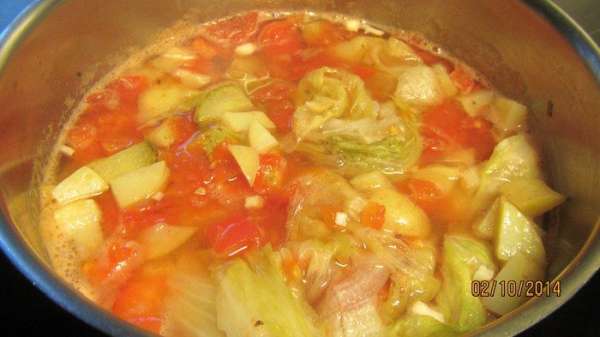 Добавляем базилик (количество смотрите по вкусу, я взяла щепотку), томатную пасту и бульон или горячую воду. Доводим до легкого кипения и готовим на среднем огне 20 минут (или до мягкости овощей).
Добавляем базилик (количество смотрите по вкусу, я взяла щепотку), томатную пасту и бульон или горячую воду. Доводим до легкого кипения и готовим на среднем огне 20 минут (или до мягкости овощей).