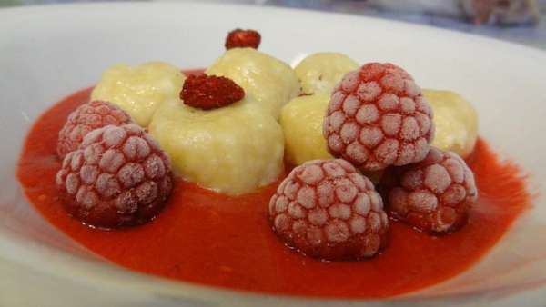 Можно кушать - со сметаной, медом или вареньем. У меня в данном случае с ягодным соусом 'Кули'.

Приятного аппетита!