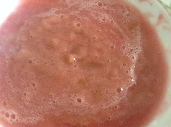 Вытащить ревень из воды и протереть через сито.