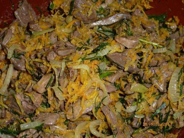 Готовую печень выкладываем к луку и моркови, добавляем мелко порезанный укроп, перемешиваем. Начинка готова. Готовую печень выкладываем к луку и моркови, добавляем мелко порезанный укроп, перемешиваем. Начинка готова.