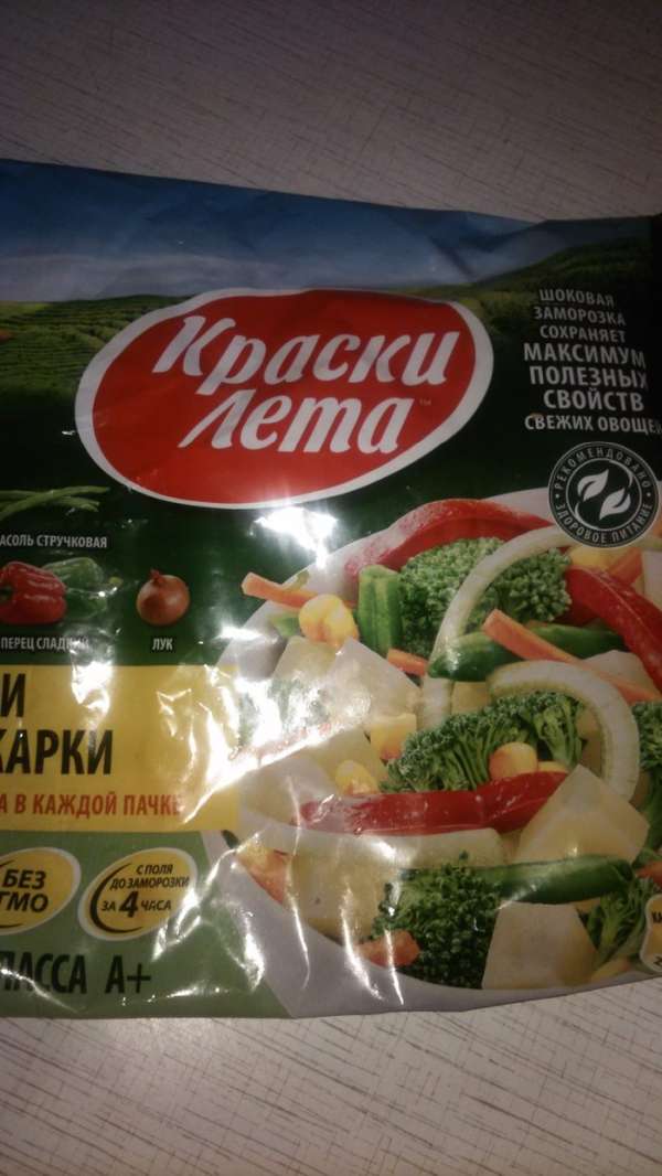Для начала нужно разморозить овощную смесь и отварить куриные потроха. Я трижды сливаю закипевшую воду с потрохов и лишь в четвертой воде варю их до готовности. Смесь у меня была готовая замороженная 'Краски лета' из нарезанных картофеля, моркови, брокколи, фасоли стручковой, лука и кукурузы.