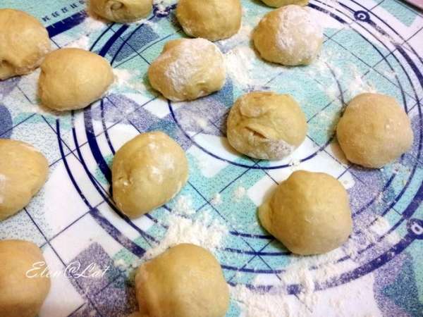 Тесто разделить на колобки.
