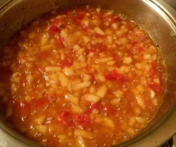 Добавить соевый соус, сок из ½ апельсина, перец, добавить соль по вкусу и томить на небольшом огне до выпаривания жидкости. Готовый конфитюр измельчить в пюре блендером и охладить.