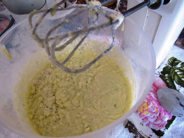 Размягченное масло взбейте с сахарным песком и цедрой лайма, как на крем.
Вмешайте желтки, просеянную муку, сахарный песок. Добавьте тертый кокос и кокосовое молоко.
Если вы берете консервированное кокосовое молоко, используем 220 мл. Если берем молоко из кокоса, то доливаем его коровьим молоком до 220 мл и добавляем в мучную смесь. Хорошо перемешиваем миксером. Затем аккуратно вводим взбитые белки и перемешиваем ложкой круговыми движениями. Размягченное масло взбейте с сахарным песком и цедрой лайма, как на крем.
Вмешайте желтки, просеянную муку, сахарный песок. Добавьте тертый кокос и кокосовое молоко.
Если вы берете консервированное кокосовое молоко, используем 220 мл. Если берем молоко из кокоса, то доливаем его коровьим молоком до 220 мл и добавляем в мучную смесь. Хорошо перемешиваем миксером. Затем аккуратно вводим взбитые белки и перемешиваем ложкой круговыми движениями.