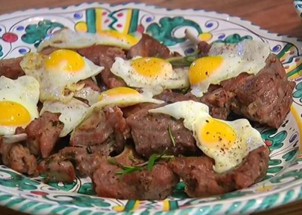 Готовое мясо посыпать листьями розмарина, выложить на мясо глазунью из перепелиных яиц и подавать с салатом. Готовое мясо посыпать листьями розмарина, выложить на мясо глазунью из перепелиных яиц и подавать с салатом.