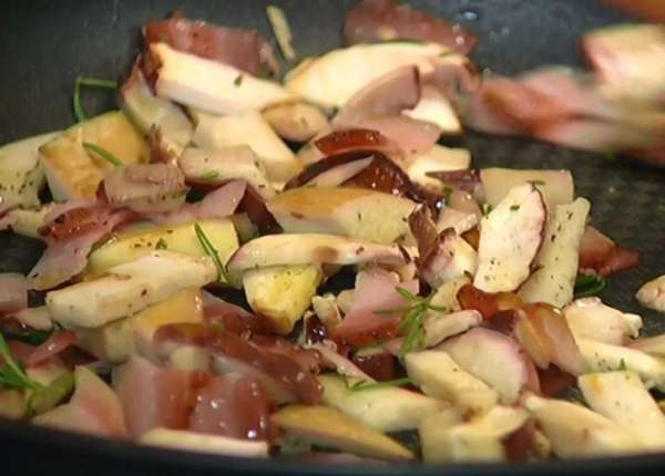 Грибы почистить, порезать маленькими кусочками, выложить в сковороду с беконом, посолить и поперчить.