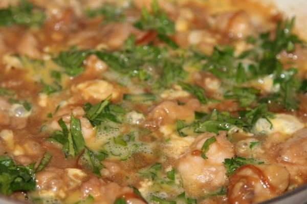Теперь аккуратно выливаем яичную смесь, равномерно распределяя ее по мясу: