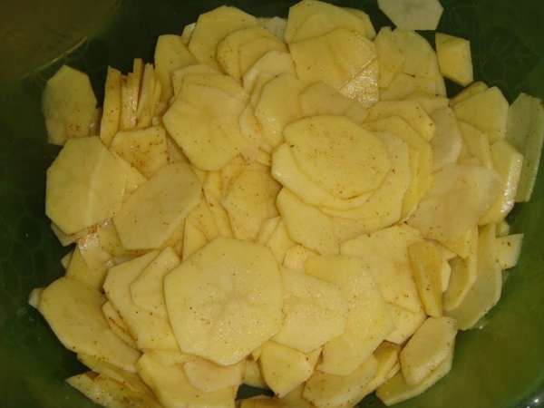 Картофель почистить и нарезать тонкими кружочками. Посолить, поперчить, посыпать приправой для картофеля и перемешать. Лук нарезать полукольцами, чеснок мелко порубить и перемешать. Картофель почистить и нарезать тонкими кружочками. Посолить, поперчить, посыпать приправой для картофеля и перемешать. Лук нарезать полукольцами, чеснок мелко порубить и перемешать.