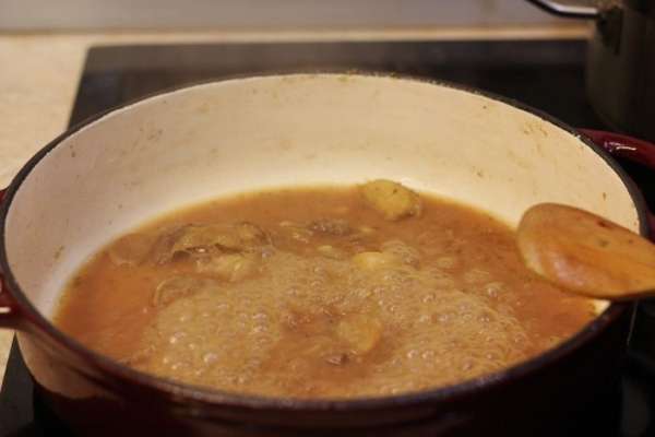 Плесните в кастрюлю вино. Деревянной лопаткой соскоблите все мясные соки со сковороды, чтобы они растворились в вине. Выпарите вино на половину или две трети.