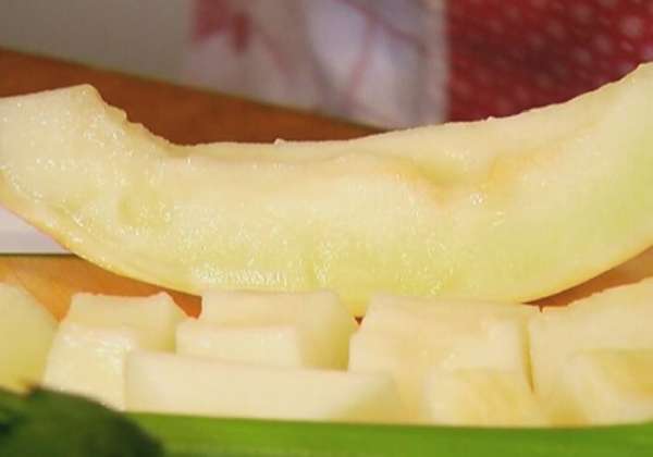 Дыню очистить от кожуры и порезать на кусочки.