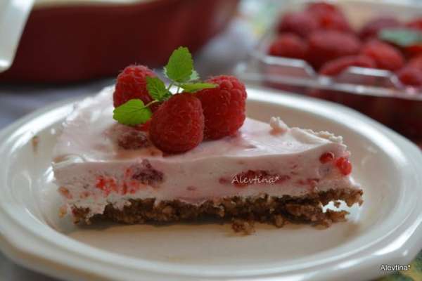 Разрезаем и подаем к столу. Нежно, вкусно и легко.