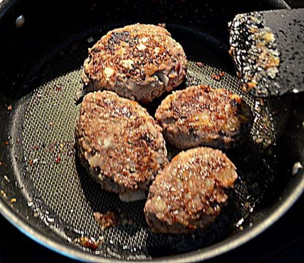 Разогреем сковороду , выльем раст.масло и выложим наши мясные лепешки/стейки/. Жарим с обеих сторон до готовности.