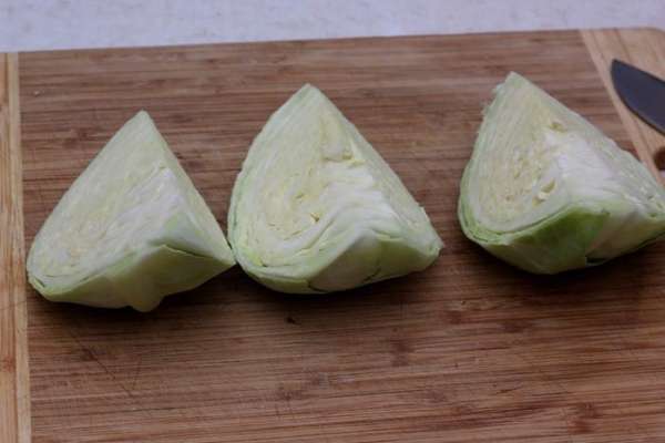 Варите капусту отдельно от бульона и овощей, т.к. вкус капусты может стать доминирующим и вы получите вкус щей, а не блюда, которое мы тут пытаемся сварганить ))) Варите капусту в подсоленной в течение 25-30 минут. Не переварите.