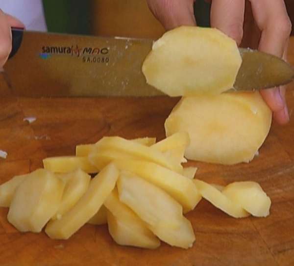 Отваренный картофель нарезать кружками.