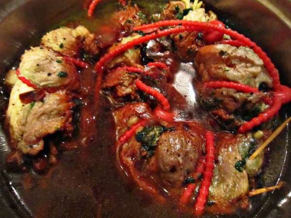 Поместить в кастрюлю с луковой шелухой мясной рулет (вода должна покрывать рулет наполовину) и варить на медленном огне около 1,5 ч под крышкой. Поместить в кастрюлю с луковой шелухой мясной рулет (вода должна покрывать рулет наполовину) и варить на медленном огне около 1,5 ч под крышкой.