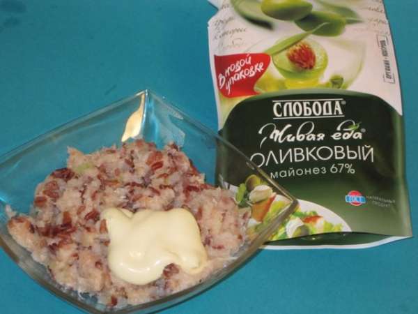 Посолить, поперчить. Добавить 2 столовые ложки оливкового майонеза 'Слобода'.