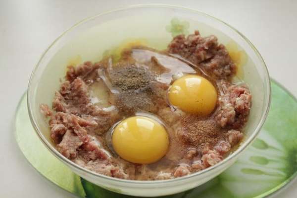 Мясо для фарша дважды прокрутить на мясорубке с мелкой решеткой, чтобы получился мягкий пластичный фарш. В фарш добавляем два яйца, смолотые пряности (черный перец горошком, лавровый лист), соль, перец, тщательно перемешиваем. Мясо для фарша дважды прокрутить на мясорубке с мелкой решеткой, чтобы получился мягкий пластичный фарш. В фарш добавляем два яйца, смолотые пряности (черный перец горошком, лавровый лист), соль, перец, тщательно перемешиваем.