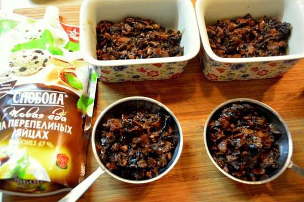 Выложить грибы в кокотницы, полить соусом. Выложить грибы в кокотницы, полить соусом.