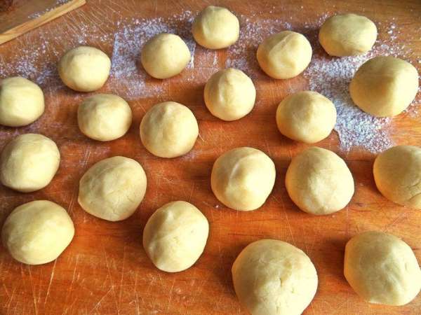 Каждый кусочек катаем в шарик.