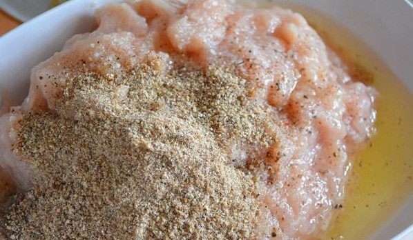 К куриному фаршу добавить белки, панировочные сухари, соль, перец и любимые специи. Соли лучше много не класть, так как бекон даст свою соль. Вымесить фарш до однородности. Отбить хорошо, чтобы он стал плотнее.