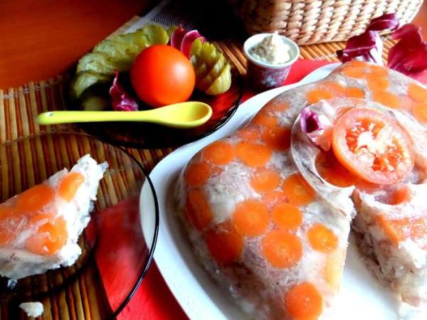 И сразу подаём с хренчиком, солёным огурчиком и салатными листьями))) И сразу подаём с хренчиком, солёным огурчиком и салатными листьями)))