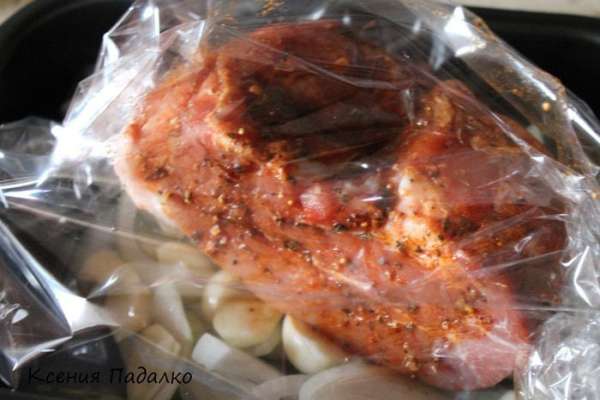 .. затем кусок мяса. Кончиком ножа делаем три прокола сверху. Отправляем в заранее разогретую до 200 градусов духовку на 20 минут. Затем уменьшаем огонь до 170 градусов и запекаем мясо 1,5 часа.