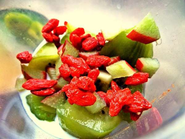 Высыпать годжи, мёд по вкусу.