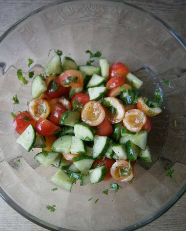 Посолить и поперчить по вкусу. Добавить кунжутное масло, перемешать.