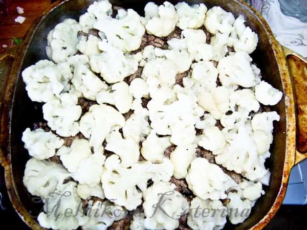 На мясной слой выложить вторую половину цветной капусты. 