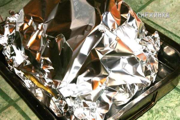 Накрываем другим куском фольги, нижние края закрепляем с верхними. Отправляем в духовку часа на 1,5-2. Время запекания будет зависеть от величины куска.
Накрываем другим куском фольги, нижние края закрепляем с верхними. Отправляем в духовку часа на 1,5-2. Время запекания будет зависеть от величины куска.