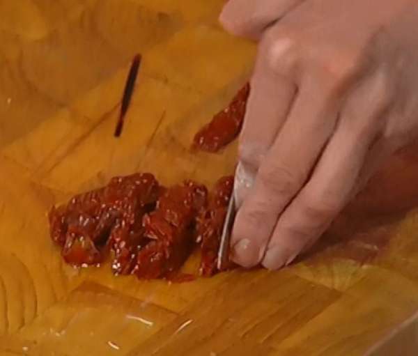 Вяленые помидоры порезать небольшими кусочками. Вяленые помидоры порезать небольшими кусочками.