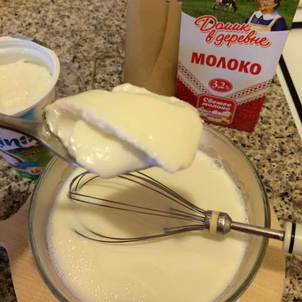 Добавить закваску (мацони/мацун) и хорошо перемешать венчиком. Добавить закваску (мацони/мацун) и хорошо перемешать венчиком.