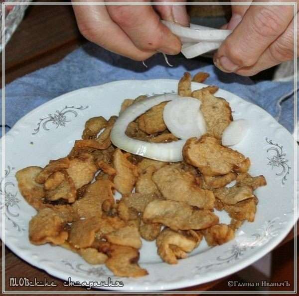 Шкварки, то есть, которые выложим на тарелочку  и посыплем лучком. Зачем? 