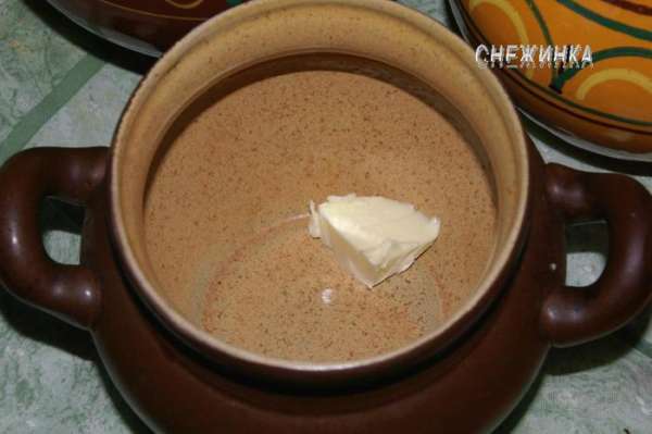 В горшочки положить по кусочку сливочного масла.