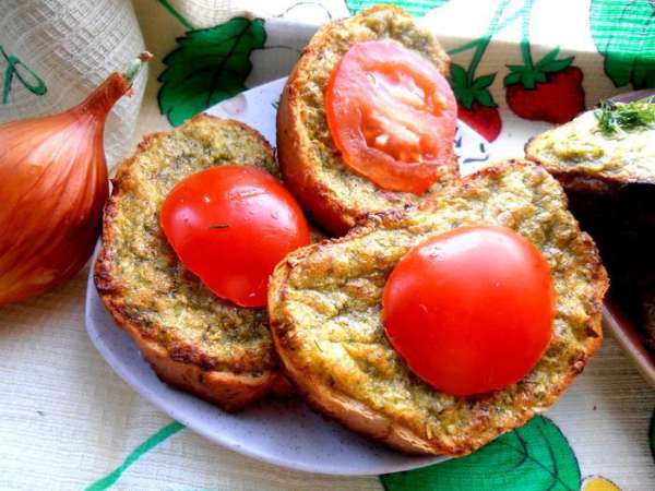Гренки украшаем дольками помидора... Очень сытный и пикантный перекус! Гренки украшаем дольками помидора... Очень сытный и пикантный перекус!