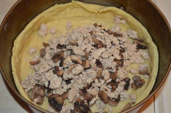 на пропеченое тесто выкладываем грибы с курицей