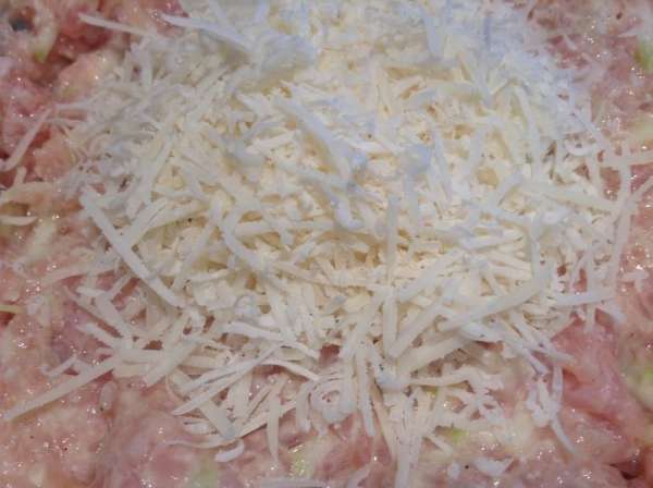 Сыр натереть на мелкой терке( у меня Grana Padano) и пересыпать в фарш. 