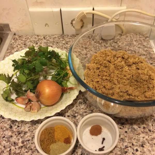 Орехи 2 — 3 раза пропустить через мясорубку (когда будете пропускать орехи, из них начнет выделяться масло, его можно собрать и потом полить уже готовое блюдо, но я так никогда не делаю, так как не люблю сверху жир).