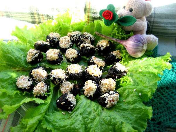 Здесь же кислинка чернослива с сырно-колбасным вкусом..., а чеснок и семечки-орешки только обогащают вкус закусочки)))