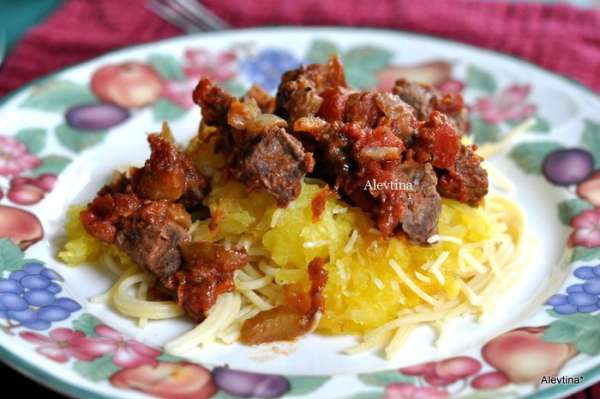 Подаем на тарелках тыкву спагетти порционно с мясным готовым рагу. Я отварила еще итальянские макароны спагетти. Приятного аппетита.
