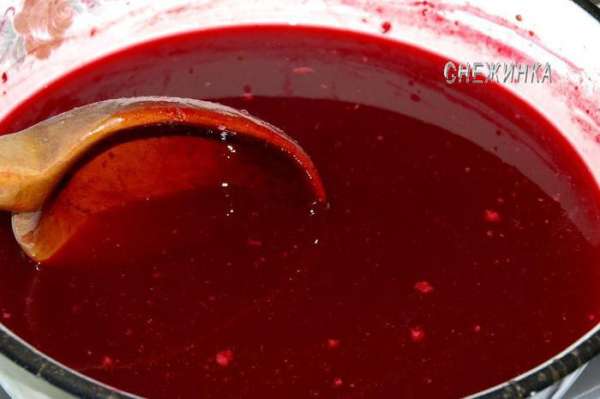 Полученный сок засыпаем сахаром и ставим обратно на огонь. Все время мешаем, даем закипеть. Полученный сок засыпаем сахаром и ставим обратно на огонь. Все время мешаем, даем закипеть.