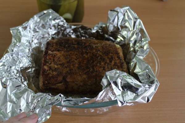 Налить рассол, чтобы он доходил до середины мяса. Налить рассол, чтобы он доходил до середины мяса.